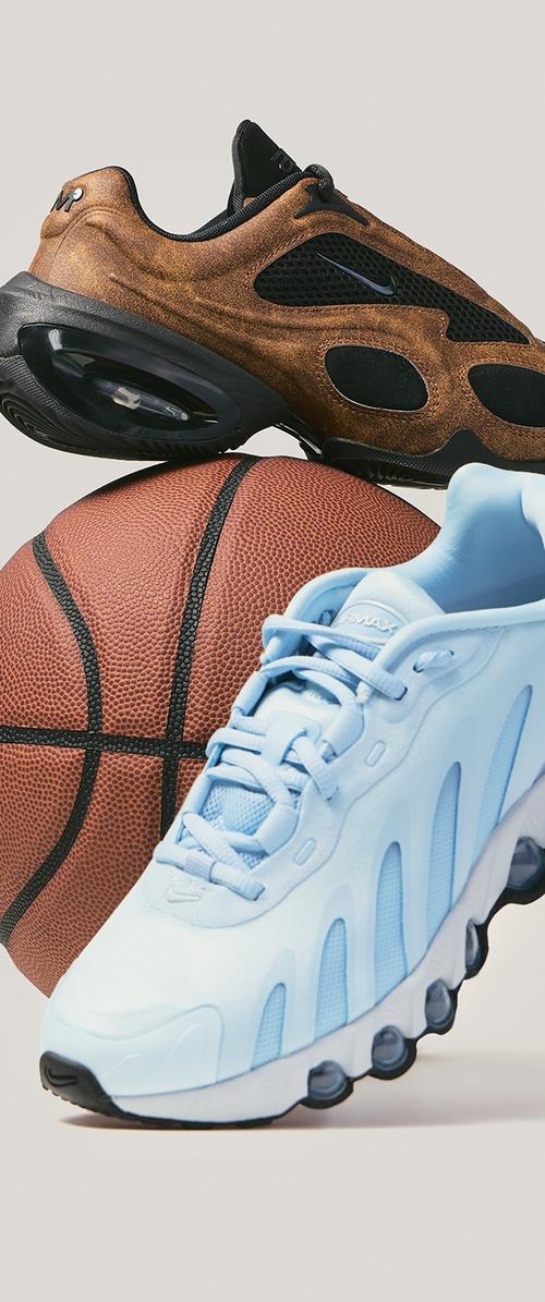 Zapatillas Nike marrones y azul claro colocadas sobre y al lado de un balón de baloncesto naranja texturizado, fondo neutro.