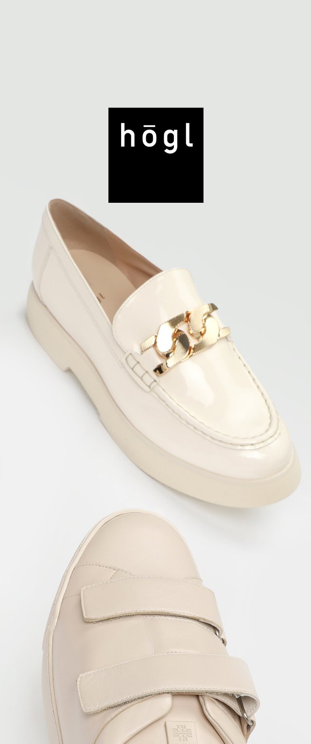 Beige Leder Slipper mit glänzender Oberfläche, verziert mit einer strukturierten goldenen Kettenverbindung; Polsterung auf einer stabilen Sohle für zusätzlichen Halt.