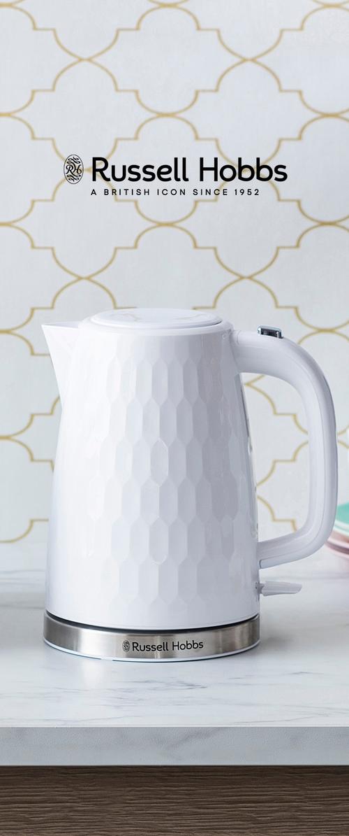 Weißer Wasserkocher mit Honigwabenstruktur, Edelstahlboden und Kunststoffgriff. Logo „Russell Hobbs“ auf der Vorderseite. Geeignet für die Verwendung auf der Arbeitsplatte.