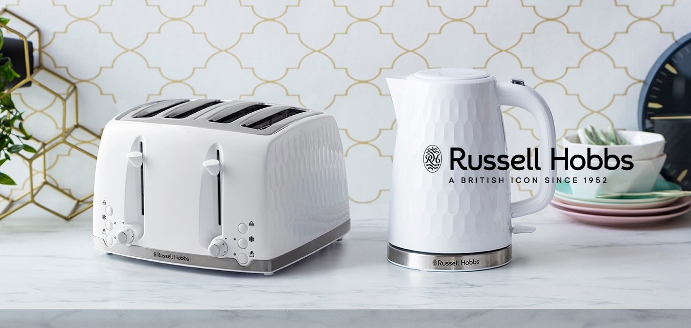 Bílý topinkovač na čtyři plátky s zaoblenými okraji a ovládacími knoflíky, vedle bílého konvice se strukturovaným designem a nerezovým podstavcem, na kuchyňské lince.