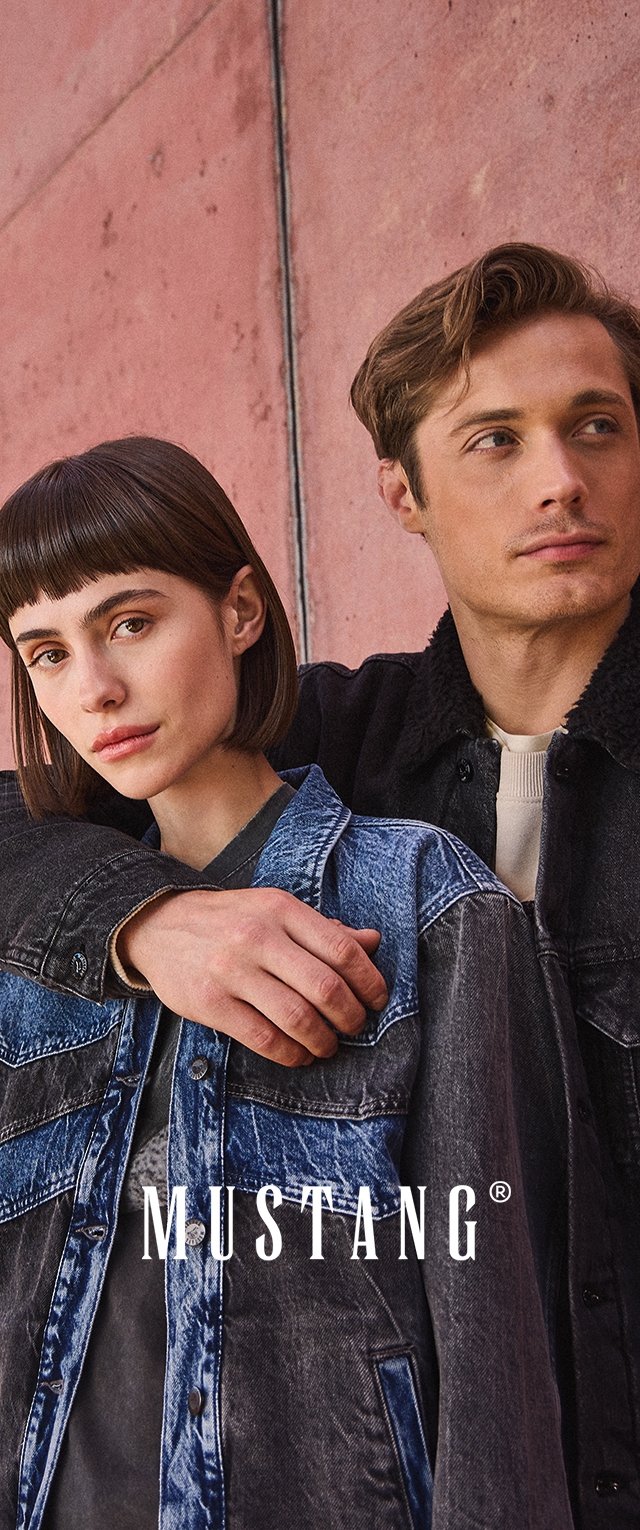 Denim jack met een donkere wassing en lichtblauwe accenten, gedragen door twee modellen tegen een gestructureerde roze achtergrond. Tekst: "MUSTANG®".