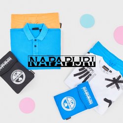 Skládaná modrá polo tričko na oranžových šortkách a bílé grafické tričko na modrých šortkách s černými a modrými složenými rouškami na bílém pozadí.