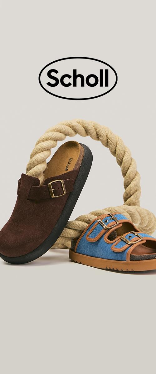 Paar Schuhe der Marke Scholl, ein brauner geschlossener Clog und eine blaue offene Sandale mit Schnallen, vor einem beigen Hintergrund und einer Seilschlaufe.