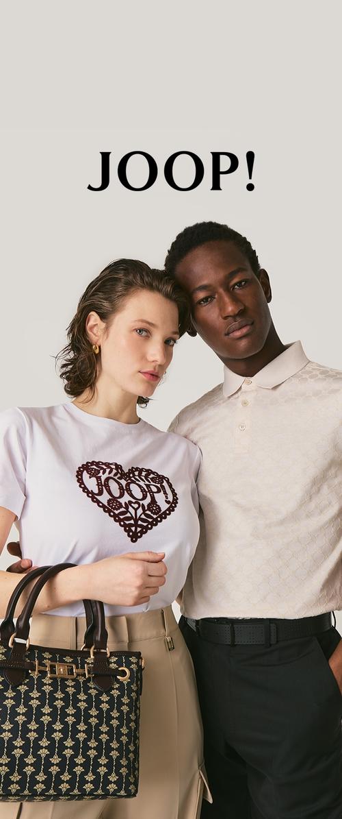 Weißes T-Shirt mit maroonfarbenem Herzdesign, beige gemusterte Poloshirt und schwarze Handtasche mit goldenen Akzenten, auf einem neutralen Hintergrund präsentiert.