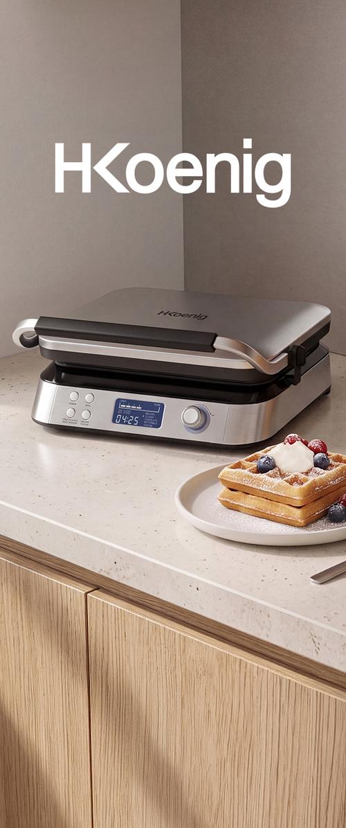 Elektrisches Waffeleisen von H.Koenig auf einer Küchenarbeitsfläche neben Waffeln mit Rahm und Beeren.