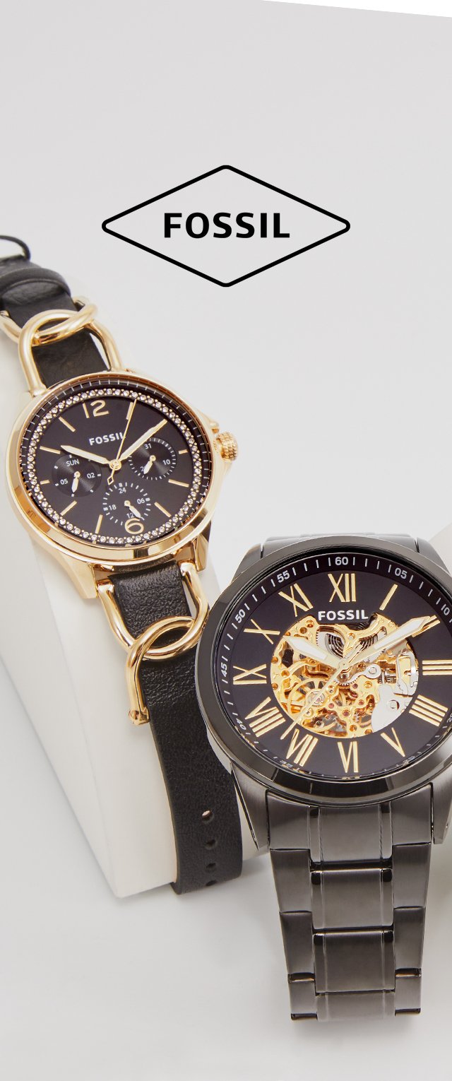 Zwei Fossil-Uhren: eine mit einem goldfarbenen Gehäuse, schwarzem Lederarmband, rundem Ziffernblatt und Kristallakzenten; die andere mit einem schwarzen Metallarmband und römischen Ziffern.