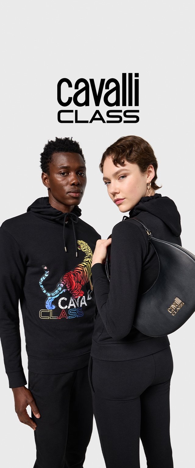Schwarze Kapuzenshirts zeigen ein buntes Tigerdesign und fetten Text. Die Frau hält eine schwarze Tasche mit einem goldenen Logo.