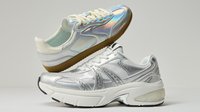 Zwei Sneaker: Der eine hat ein schillerndes Obermaterial mit weißen Schnürsenkeln und einer Gummisohle; der andere ist metallisch silber mit Mesh-Details und einer dicken weißen Sohle.