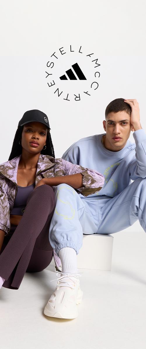Vêtements de sport comprenant une veste à motifs lavande, un sweat-shirt gris et un legging à côtes violettes. Comprend une casquette noire et des baskets blanches.