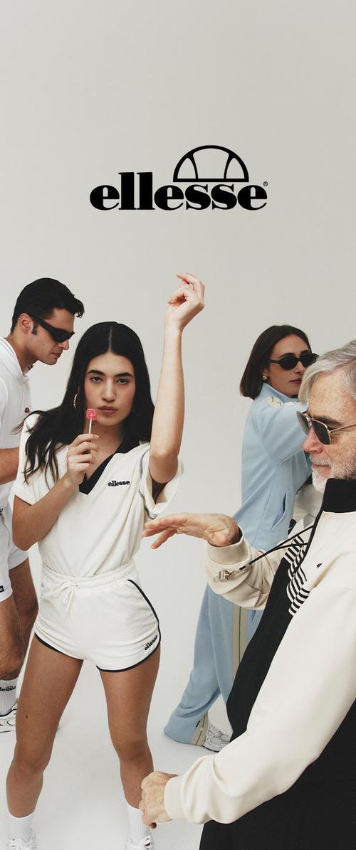 Grupo de cuatro personas vestidas de manera informal; una lleva pantalones cortos y camiseta blancos, los otros en azul claro y negro con logotipos de marcas. Colores sólidos y diseño deportivo.