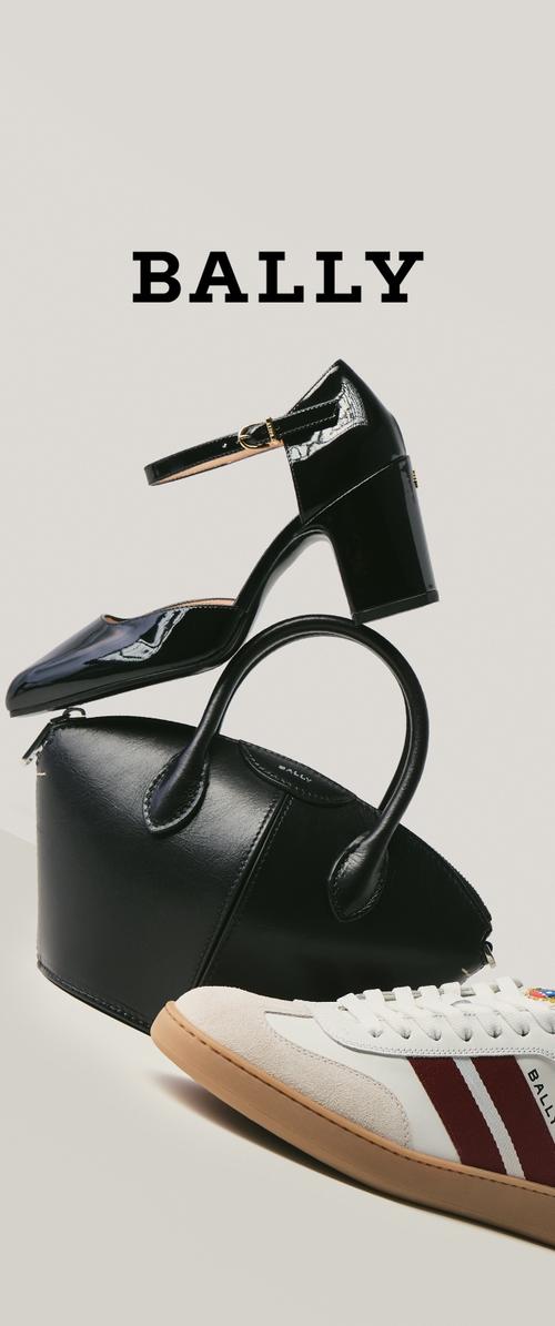 Chaussures à talons hauts en cuir verni noir avec boucle, sac à main en cuir noir, et baskets blanches avec des rayures bordeaux et un logo.