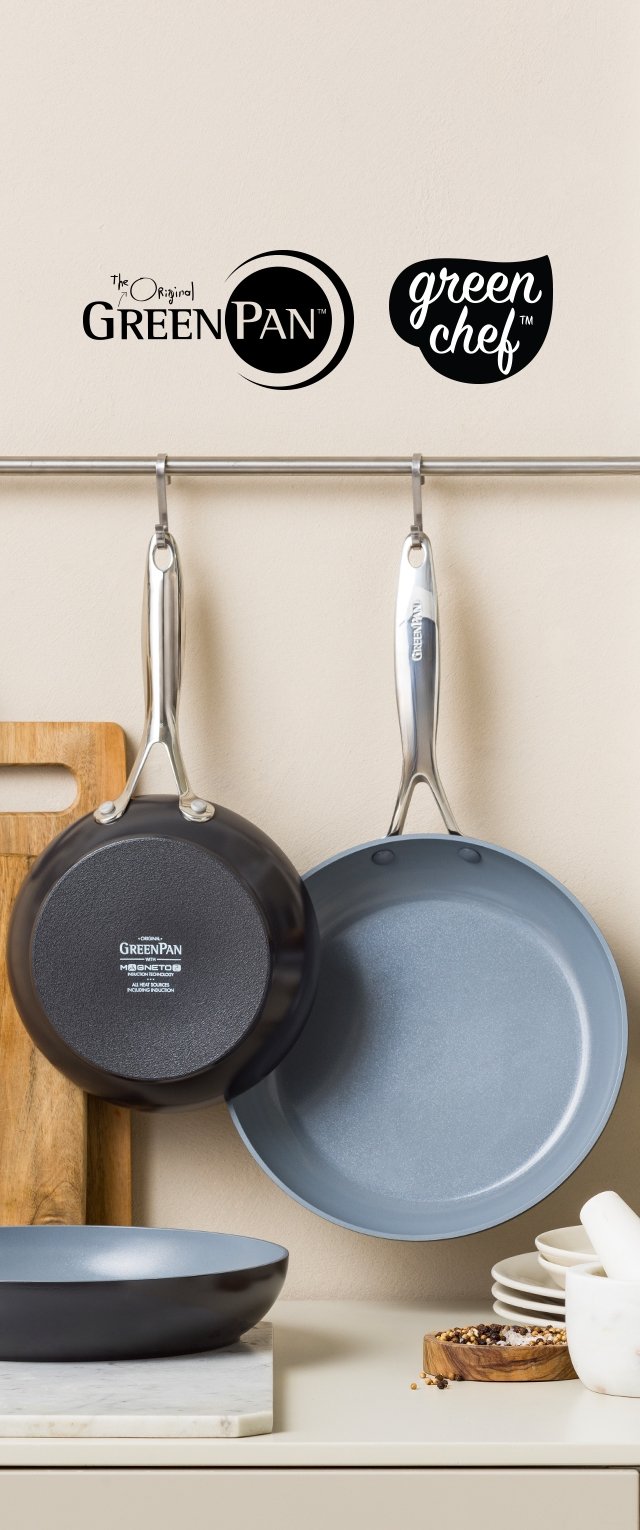 Due pentole appese a un supporto metallico: una padella nera con finitura opaca a sinistra e una padella blu chiaro con finitura lucida a destra.