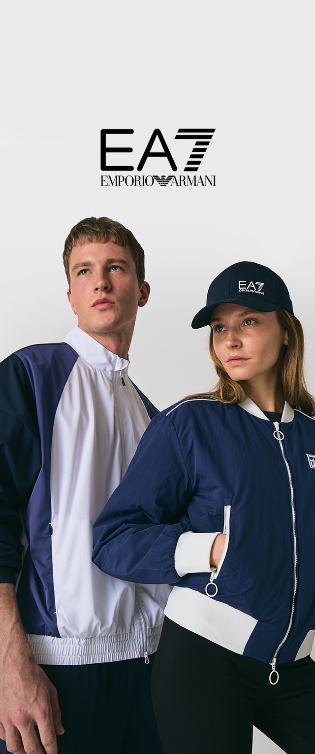 Giubbotti navy e bianchi con zip e polsini elasticizzati; uno presenta un colletto bianco. Un berretto blu mostra il logo EA7. Design semplice e sportivo.
