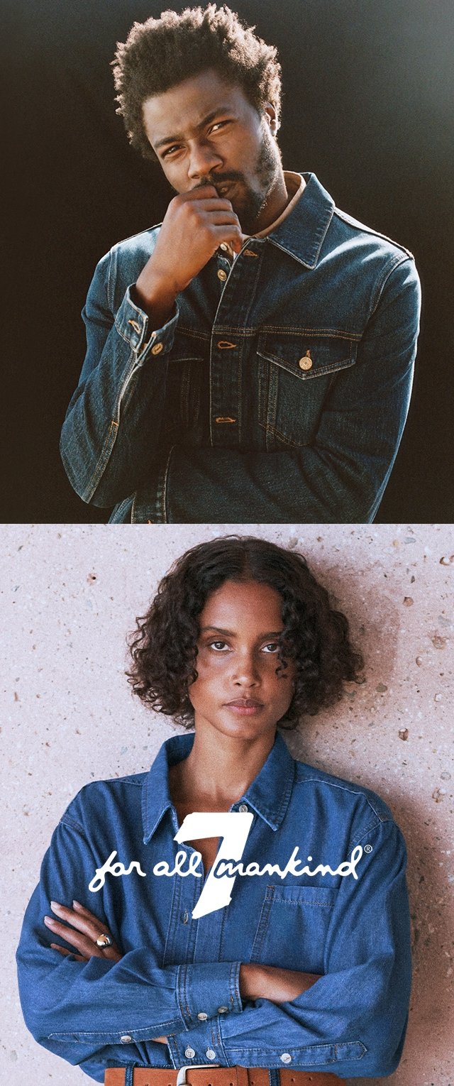 Giubbotti in denim di colore blu scuro e chiaro, con chiusura a bottone classica e tasche, esposti da due modelli su uno sfondo neutro.