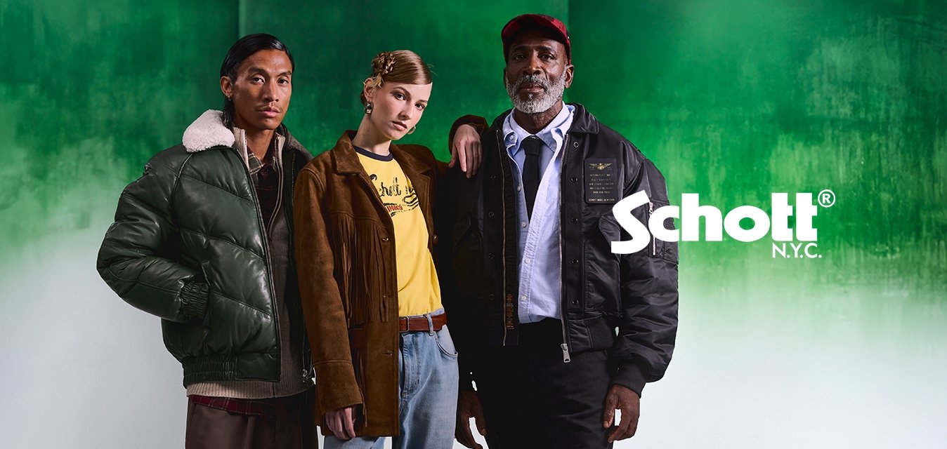 Tři různí dospělí stojí na bílém podiu na pozadí zeleného gradientu, oblečeni v příležitostném a poloprofesionálním oblečení.