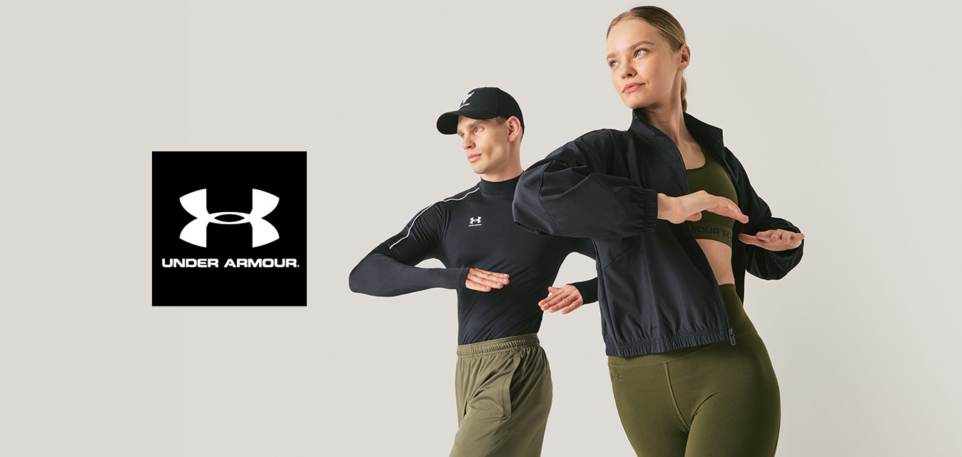 Muž a žena v sportovním oblečení pózují se pokrčenýma pažema ve střední pohybu na jednoduchém světlém pozadí.