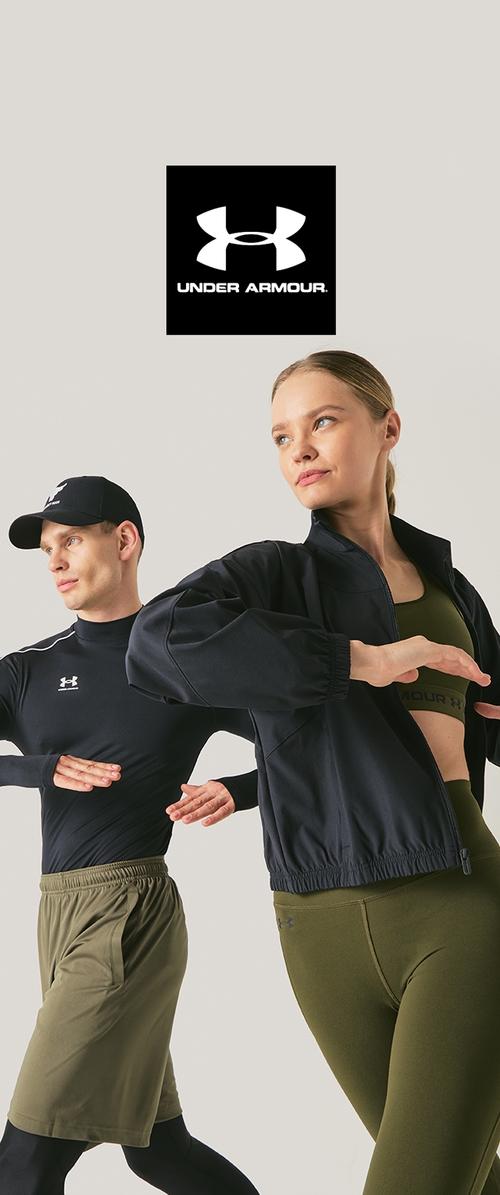 Dos personas con ropa deportiva estirándose, un hombre con pantalones cortos negros y verdes y una mujer con chaqueta negra y leggings verdes, con el logo de Under Armour sobre ellas.