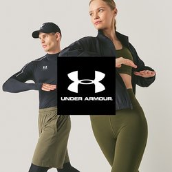 Muž a žena v sportovním oblečení pózují se pokrčenýma pažema ve střední pohybu na jednoduchém světlém pozadí.