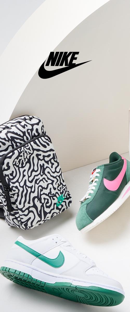Zaino Nike con motivo astratto in bianco e nero, logo verde. Sneakers verdi e rosa con materiali in camoscio e rete, colori a contrasto.