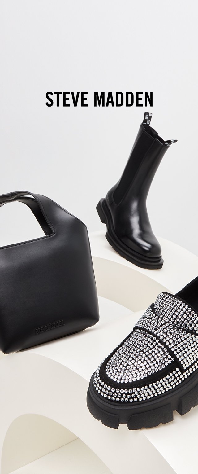 Bolso de piel negra con forma estructurada, botas de tobillo negras brillantes con suela gruesa y zapatillas negras adornadas con brillantes.