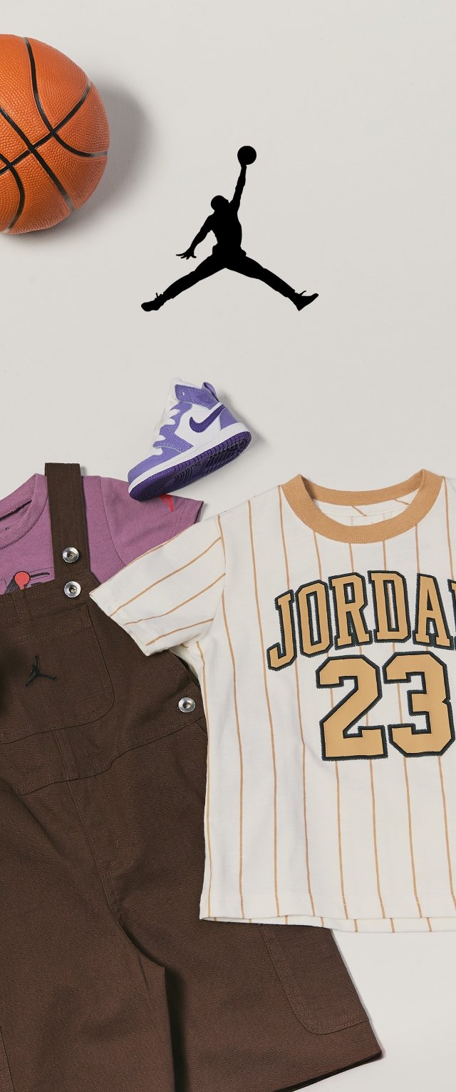 Baloncesto, logo Jumpman negro, zapatilla Nike morada y blanca, peto marrón con camiseta morada, y camiseta Jordan 23 blanca con rayas sobre fondo blanco.