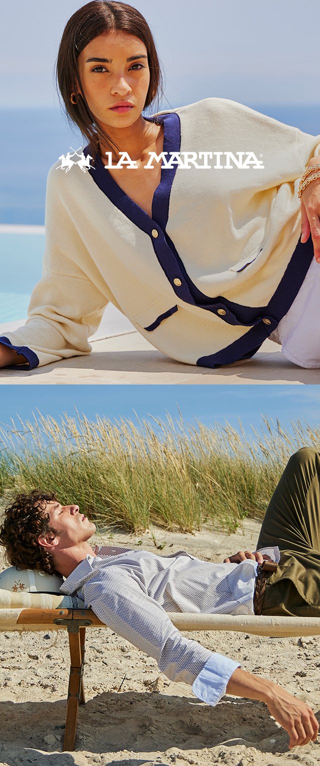Top de punto color crema con acentos y botones en azul marino; camisa liviana de botones con patrón; entorno de playa con hierba de fondo.