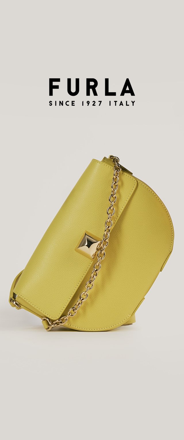 Borsa a mano in pelle gialla con finitura testurizzata, hardware dorato, tracolla a catena spessa e un accento geometrico sul davanti.