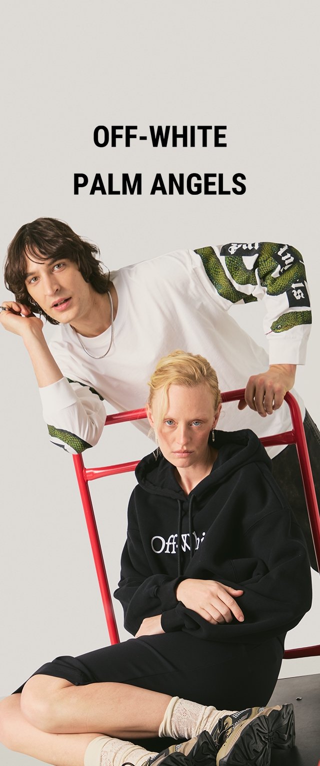 Due modelle posano con una struttura metallica rossa; una indossa una maglia bianca a maniche lunghe con maniche a motivo di serpente verde, l'altra una felpa nera Off-White con cappuccio e una gonna nera.