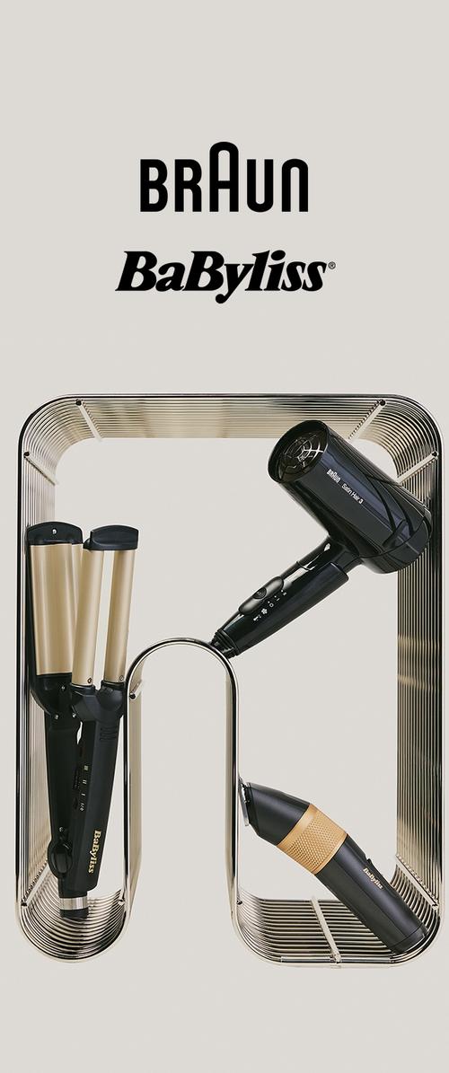 Narzędzia do stylizacji włosów Braun i BaByliss, w tym czarna suszarka do włosów, lokówka oraz maszynka do strzyżenia z złotymi akcentami na metalowym stojaku.